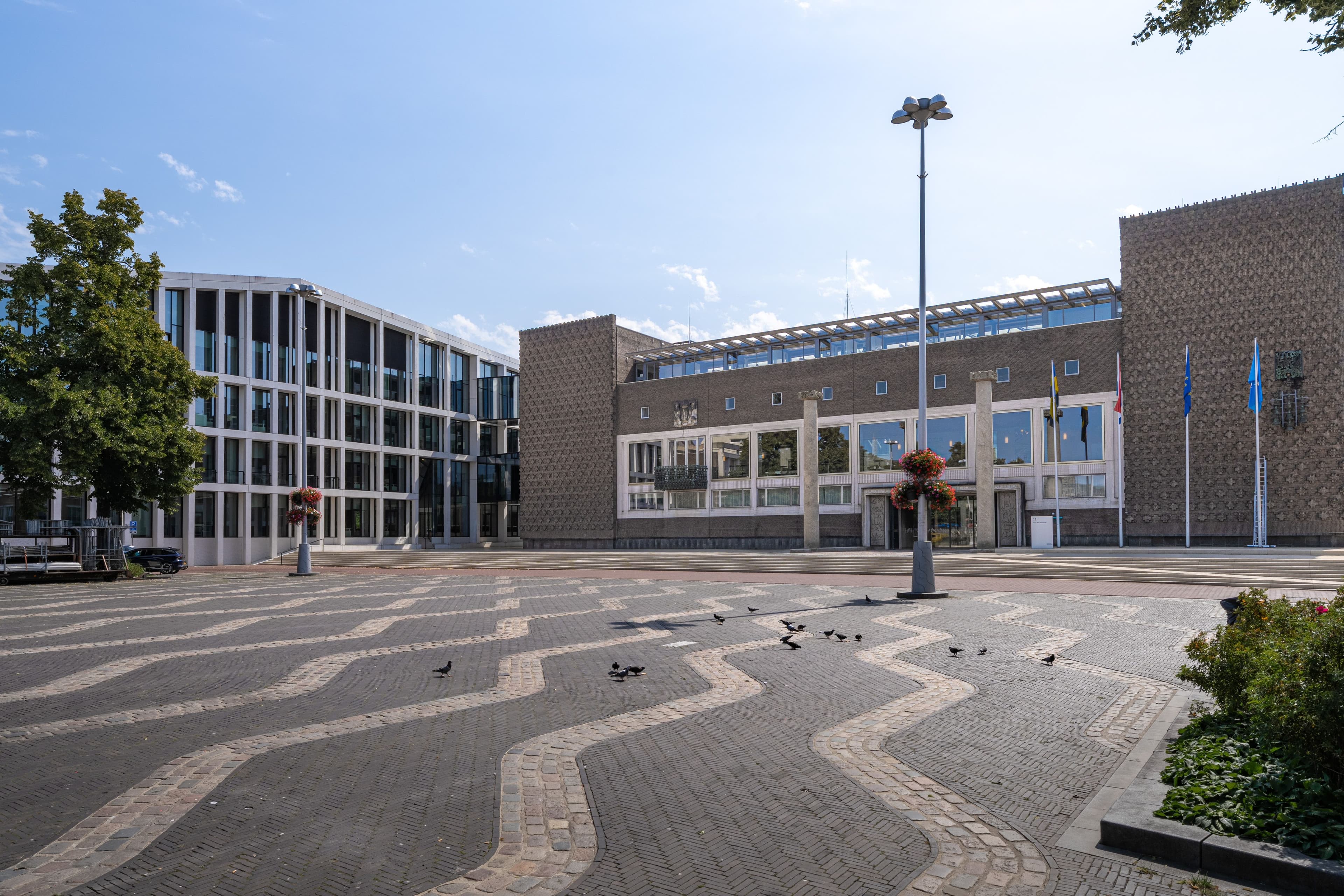 Buitenkant Huis der Provincie met trap naar bordes