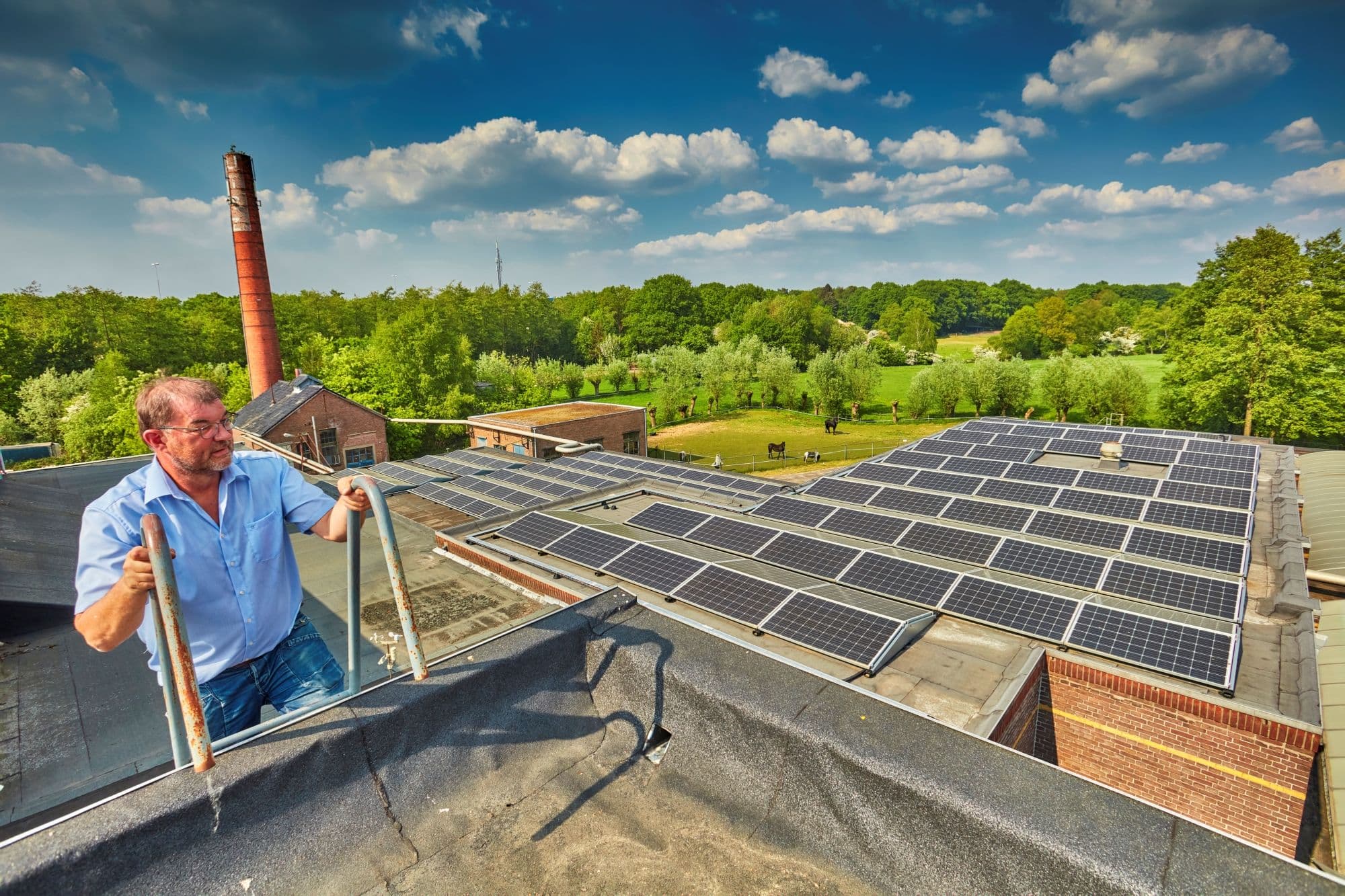Dak met zonnepanelen op oude papierfabriek