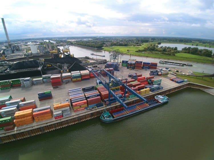 Containers industrieterrein aan het water