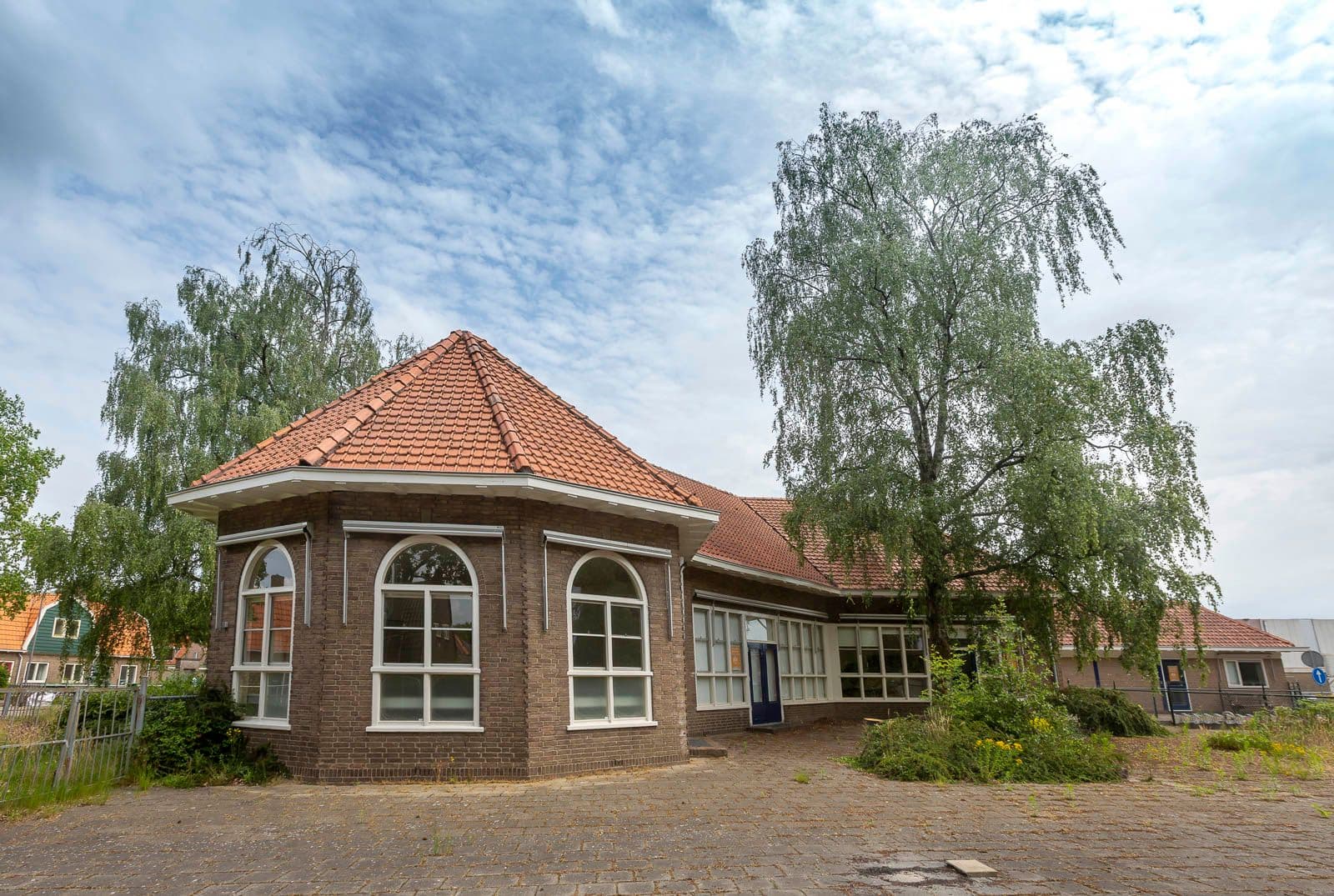 Zijaanzicht van voormalig schoolgebouw in Dieren