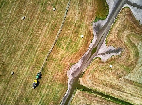 Luchtfoto landbouwgrond met trekker