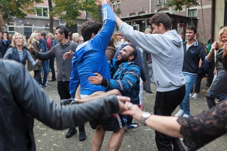 Mannen dansen en vieren feest