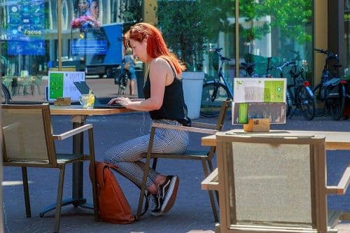 Meisje aan het werk op terras