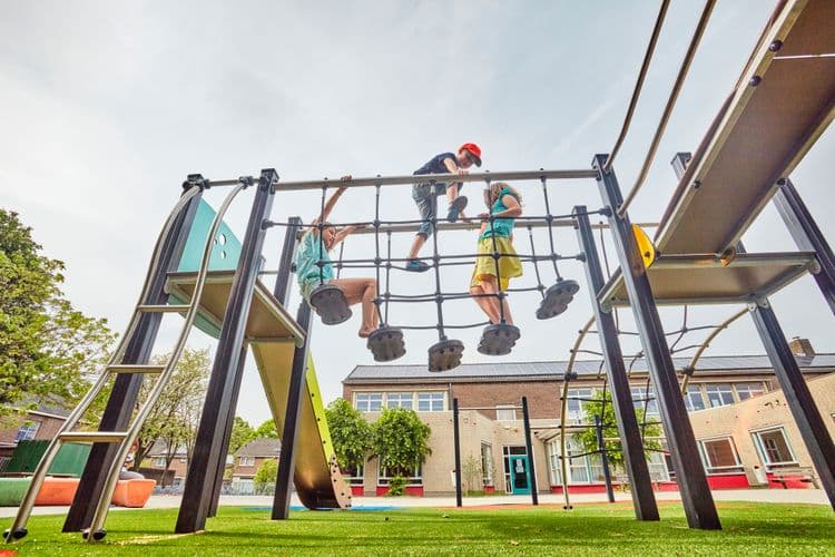 Kinderen spelend op schoolplein